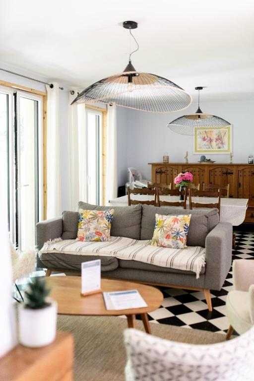 un salon avec un canapé et une table dans l'établissement Gîte du vieux chêne - 6pers. - Jardin arboré, à Ault