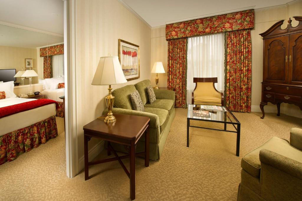Mayflower Park Hotel - Deluxe Queen Suite