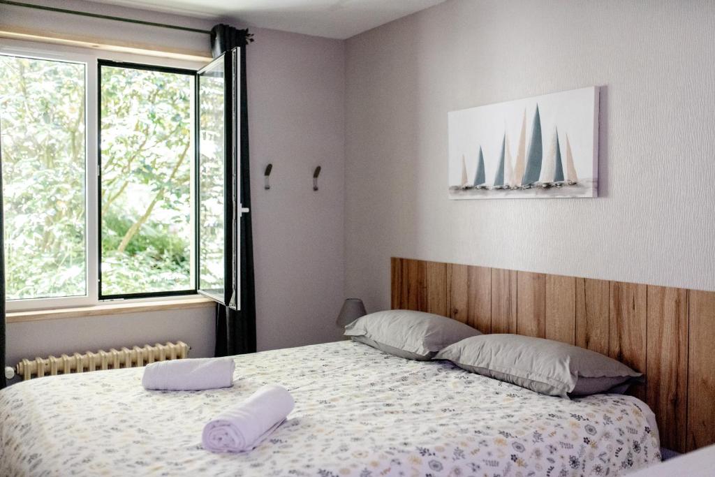 une chambre avec deux lits et une grande fenêtre dans l'établissement Gîte du vieux chêne - 6pers. - Jardin arboré, à Ault