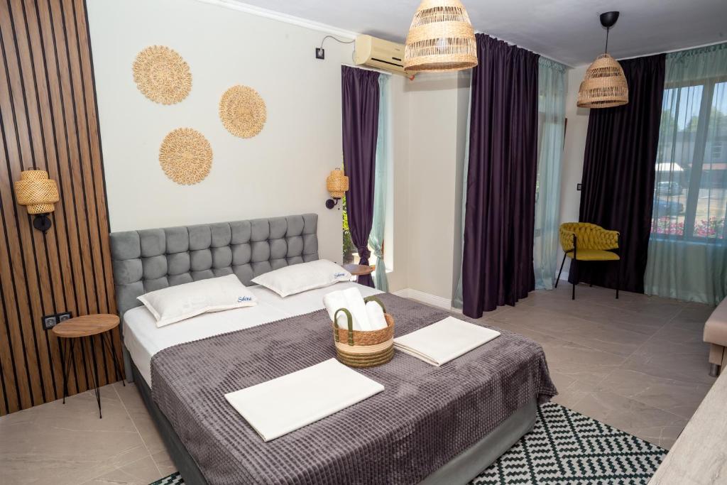 una camera da letto con un letto con due cestini sopra di Salena Beach Hotel a Primorsko