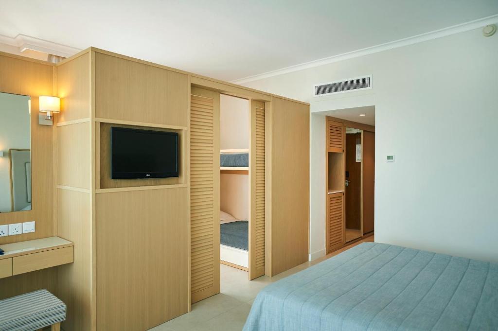 Sunrise Beach Hotel - Family Side Sea View Room