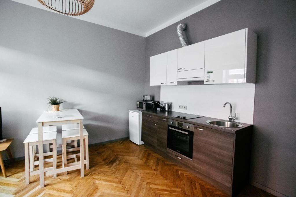 Greystone Suites & Apartments - One-Bedroom Apartment With Two Queen Beds