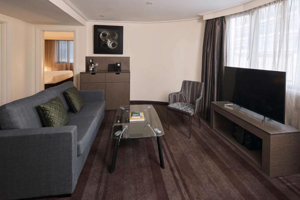 TV a/nebo společenská místnost v ubytování Rydges World Square