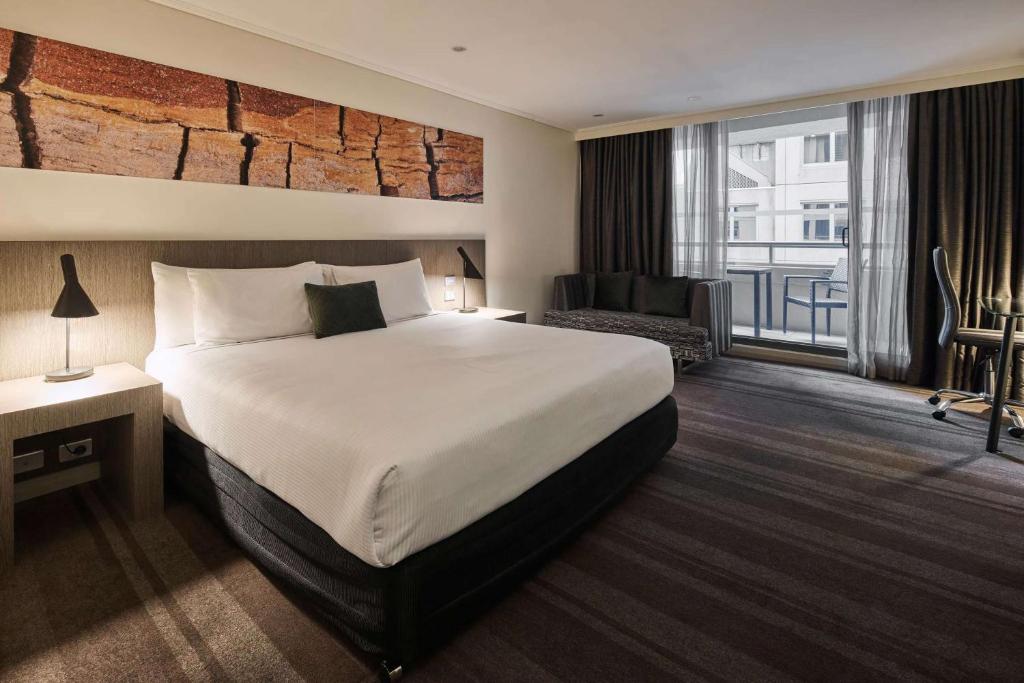 Postel nebo postele na pokoji v ubytování Rydges World Square