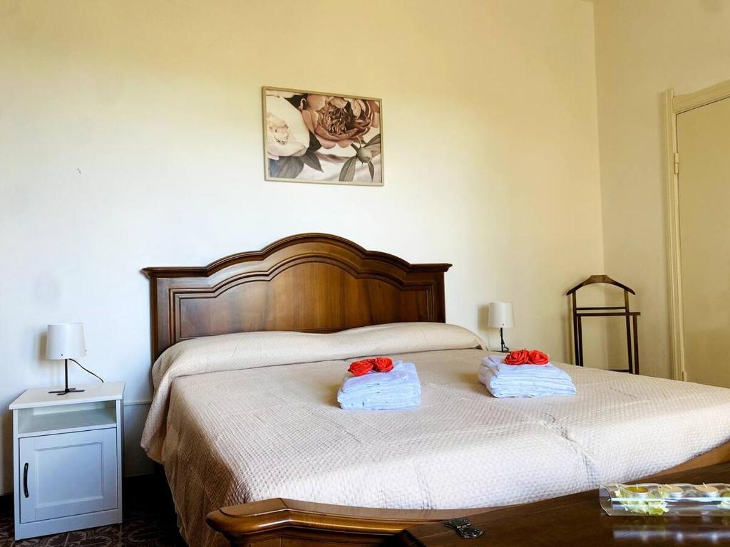a bedroom with a bed with two pillows on it at La Casa di Dorina e Vincenzo in Gabbro