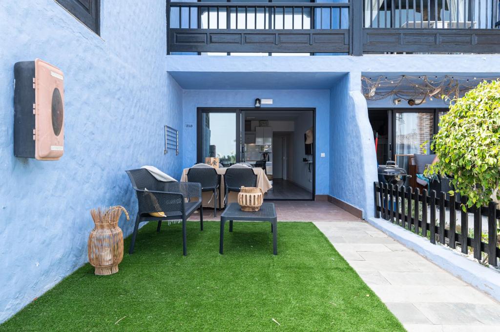 een patio met stoelen en een tafel in een gebouw bij Casa Tabera - Sun Club Playa del Águila in Playa del Aguila