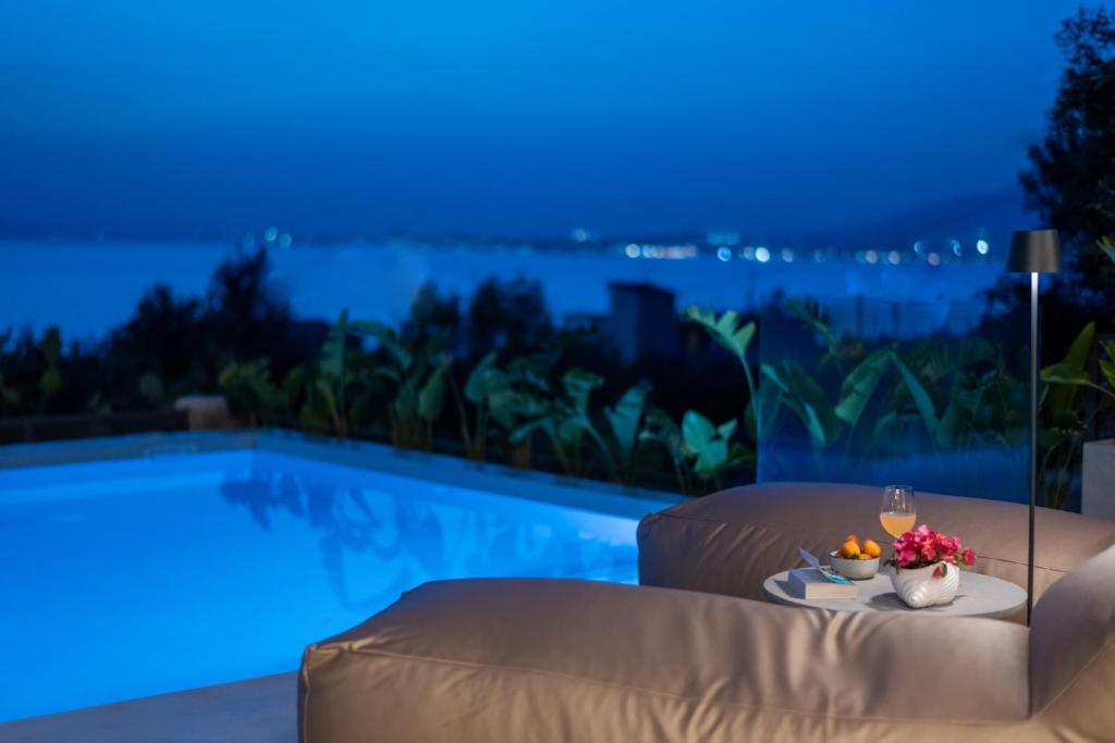 Bazén v ubytování Morea Club West House Private Heated Pool nebo v jeho okolí