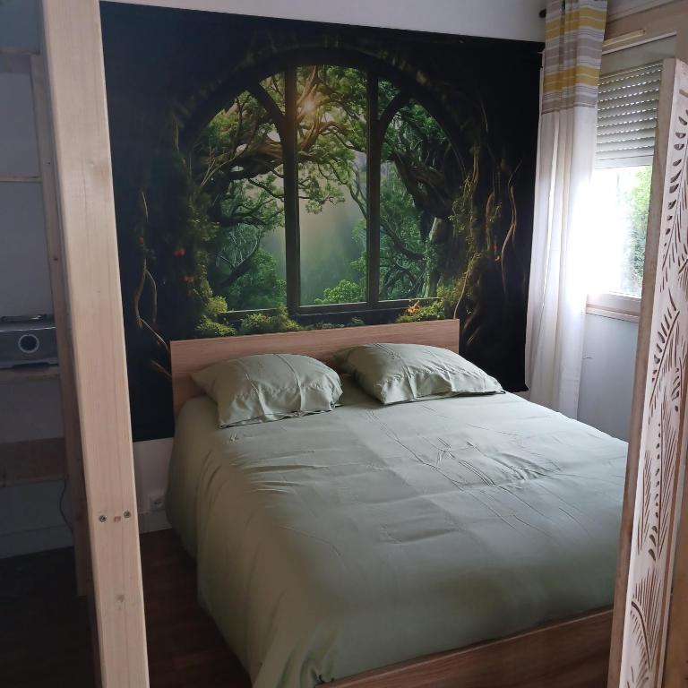 - une chambre avec un lit à baldaquin et une fresque murale sur les arbres dans l'établissement Bayard la tour, à Charleville-Mézières