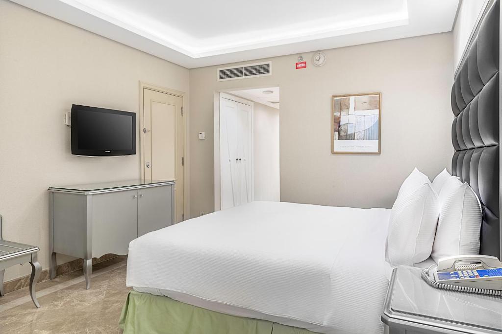 Uma TV ou centro de entretenimento em Hilton Alexandria Corniche Hotel