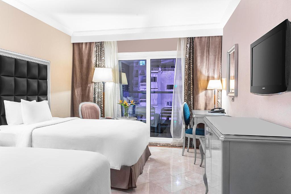Uma TV ou centro de entretenimento em Hilton Alexandria Corniche Hotel