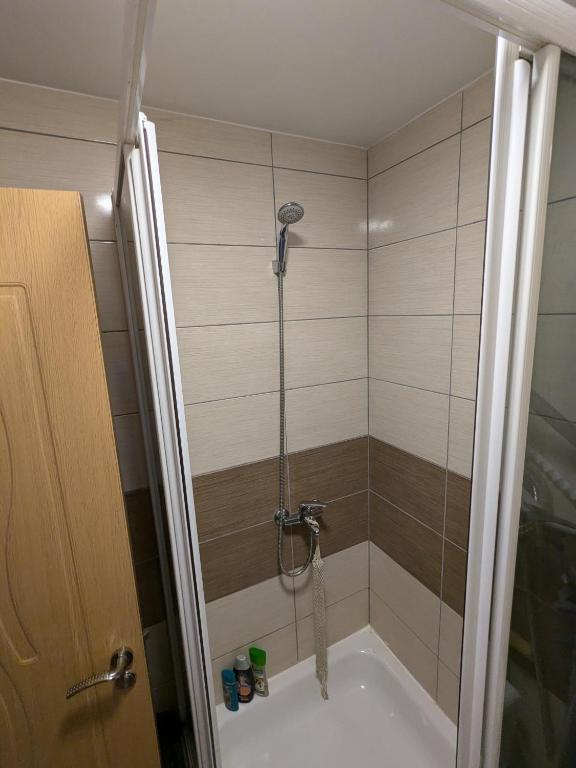 y baño con ducha y bañera. en Комната в общежитии блочного типа, en Klaipėda