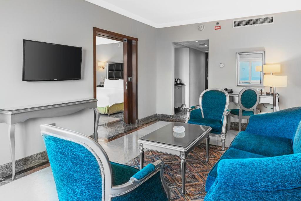 Uma TV ou centro de entretenimento em Hilton Alexandria Corniche Hotel