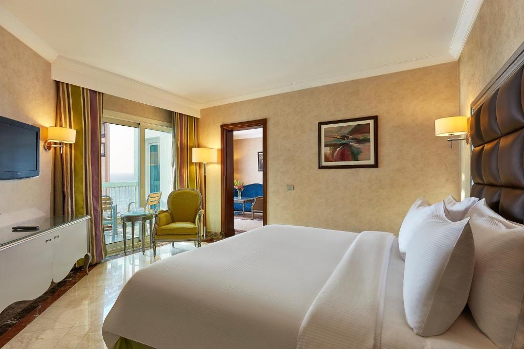 Cama ou camas em um quarto em Hilton Alexandria Corniche Hotel