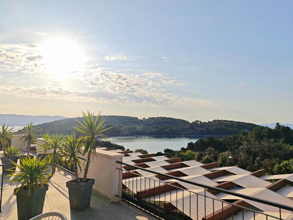 balkon z widokiem na jezioro w obiekcie Apartments Pržina w mieście Lumbarda