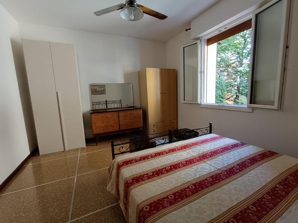 een slaapkamer met een bed en een raam bij Saragozza Guest House in Bologna