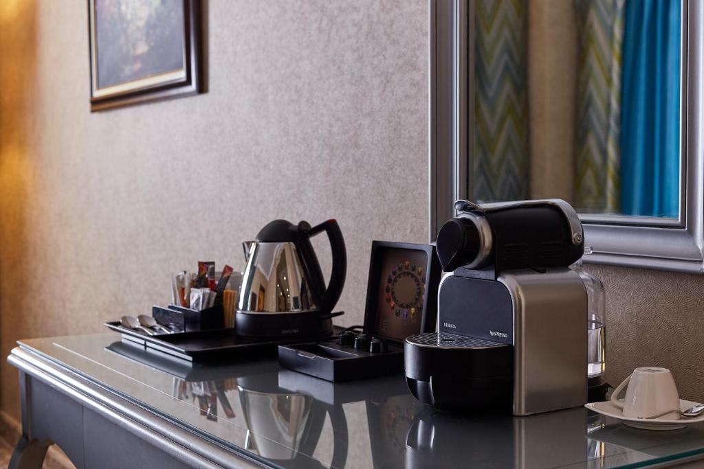 Comodidades para preparar café e chá em Hilton Alexandria Corniche Hotel