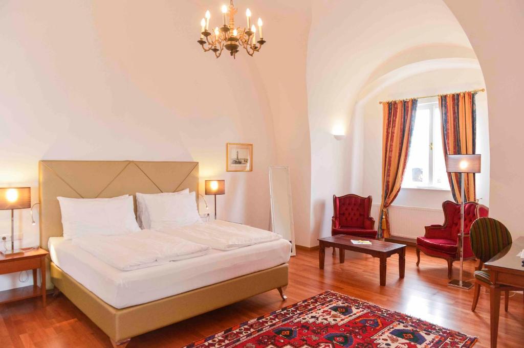 Posteľ alebo postele v izbe v ubytovaní Schlosshotel Mailberg