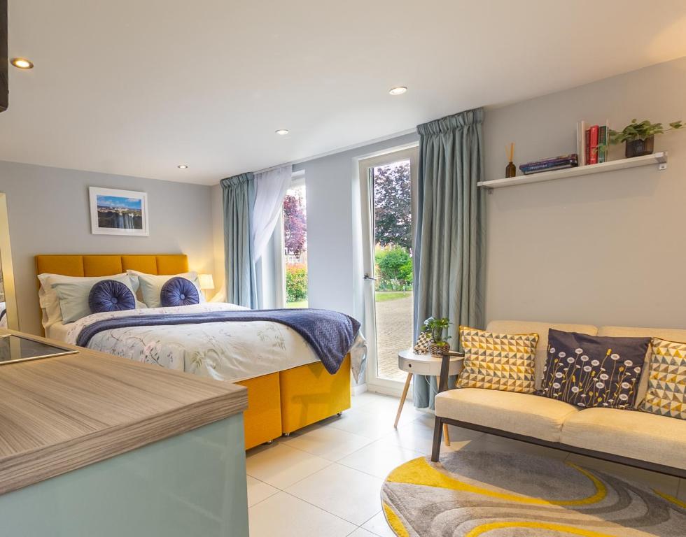 Stylish StudioWalk to Windsor/Eton/Thames with Car Park, Datchet