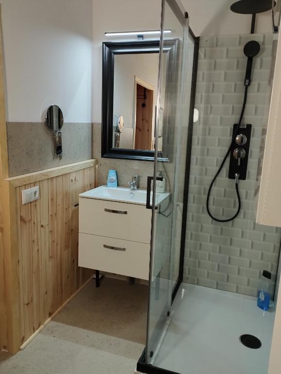 Koupelna v ubytování CHAMBRES D'HÔTES CHEZ CATHERINE A REUS chambre de Paris avec salle de bains privée