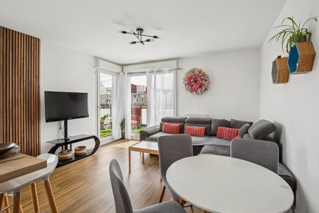 Μια τηλεόραση ή/και κέντρο ψυχαγωγίας στο Chic and comfortable apart with parking and balcony