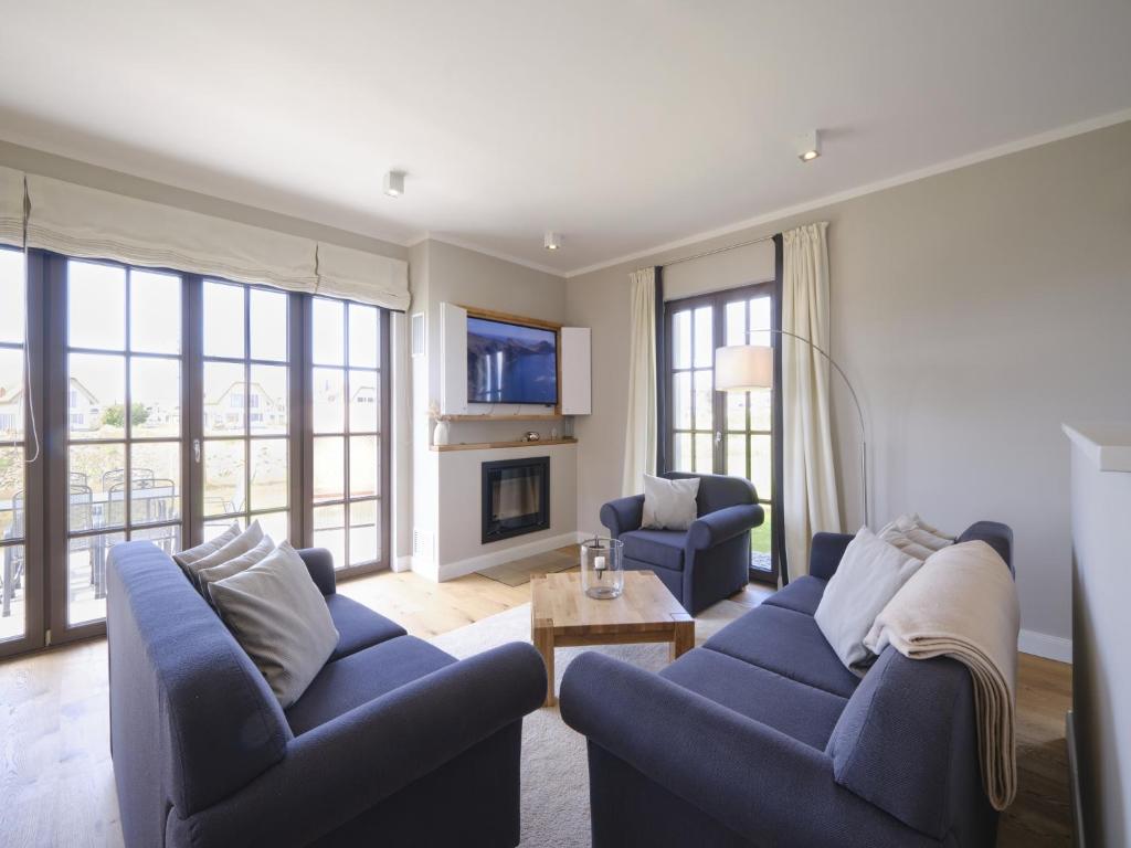 Televiisor ja/või meelelahutuskeskus majutusasutuses Reetland am Meer - Luxus Reetdachvilla mit 3 Schlafzimmern, Sauna und Kamin H18