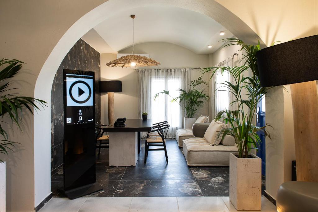 TV a/nebo společenská místnost v ubytování The Noverian Bios Santorini Boutique Hotel