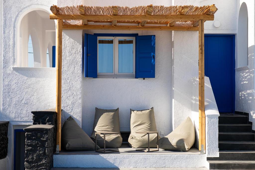 Posezení v ubytování The Noverian Bios Santorini Boutique Hotel