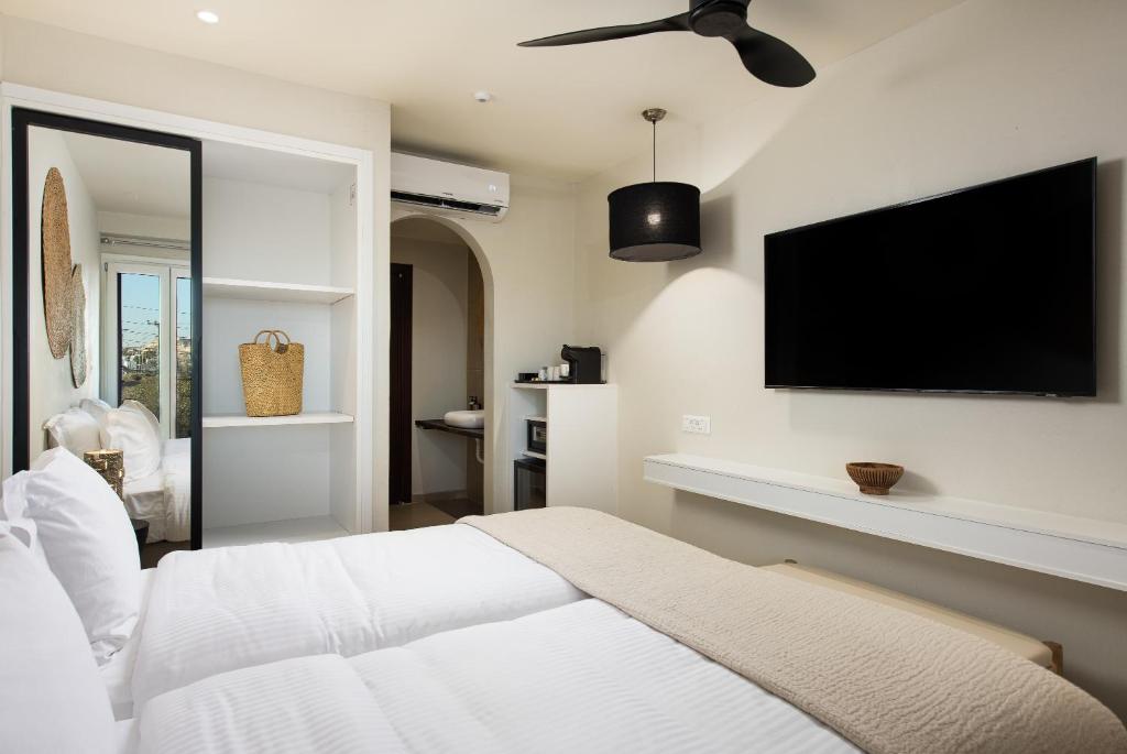 TV a/nebo společenská místnost v ubytování The Noverian Bios Santorini Boutique Hotel