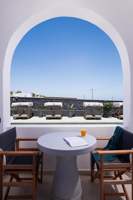 Balkón nebo terasa v ubytování The Noverian Bios Santorini Boutique Hotel
