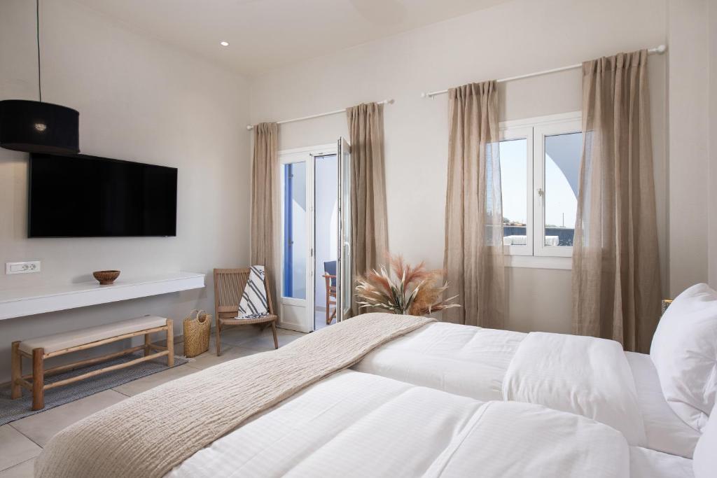 Postel nebo postele na pokoji v ubytování The Noverian Bios Santorini Boutique Hotel