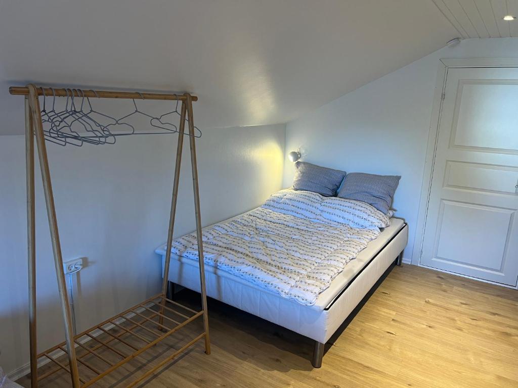 Postel nebo postele na pokoji v ubytování Fjelstrup Kro