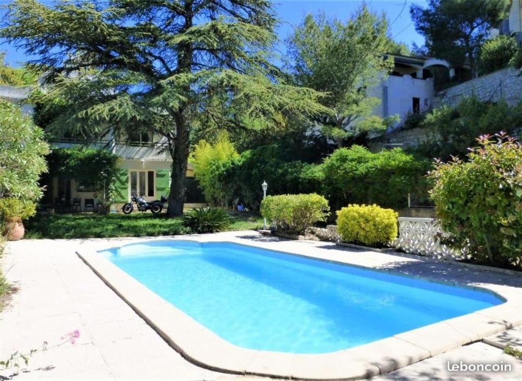 une piscine dans la cour d'une maison dans l'établissement Studio équipé avec piscine partagée, à Marseille