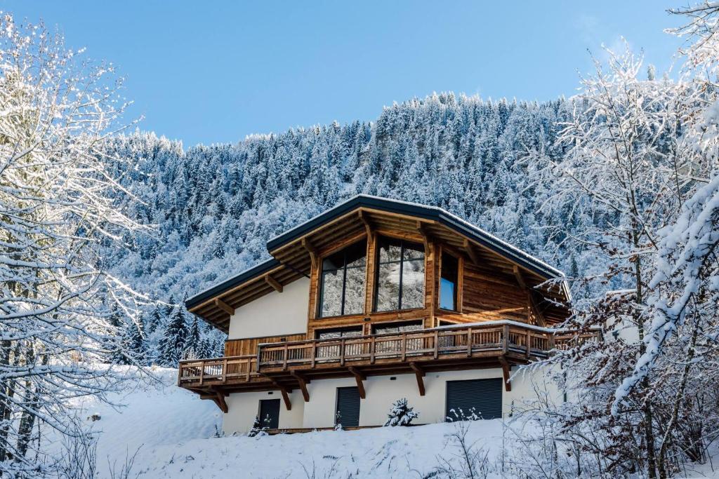une cabane en rondins dans la neige avec des arbres enneigés dans l'établissement Les Petits Ours Montriond superbe 8 14 personnes, à Montriond