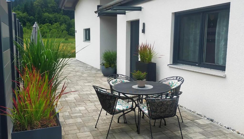 Taman di luar Ferienwohnung Pößnecker