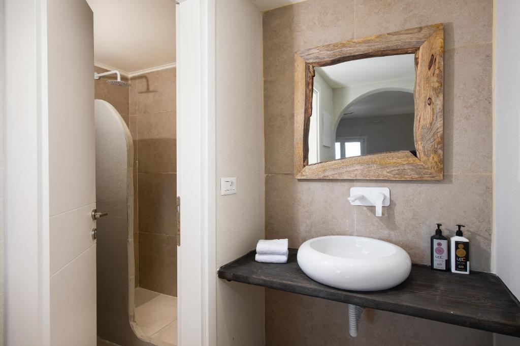 Koupelna v ubytování The Noverian Bios Santorini Boutique Hotel