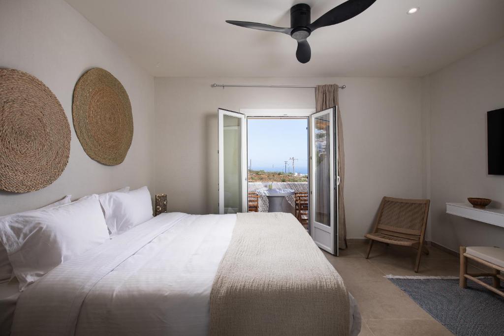 Postel nebo postele na pokoji v ubytování The Noverian Bios Santorini Boutique Hotel