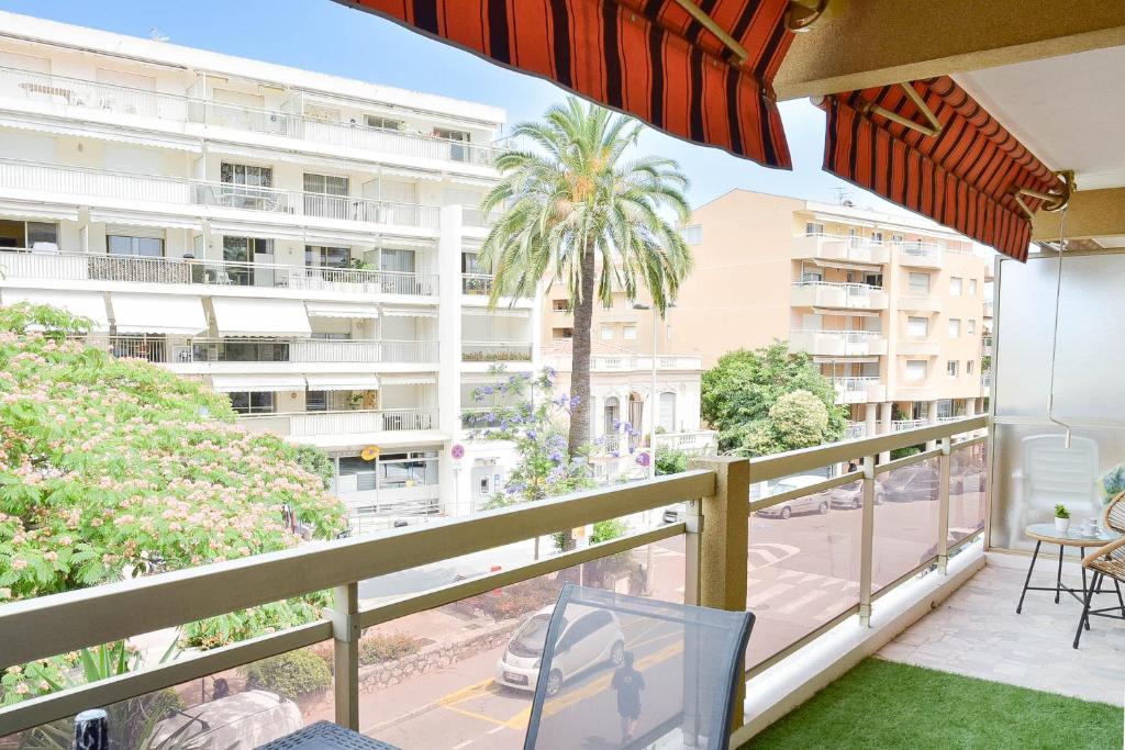 un balcon avec vue sur un immeuble dans l'établissement Palm Beach Studio with Terrace 150m from beaches, à Cannes