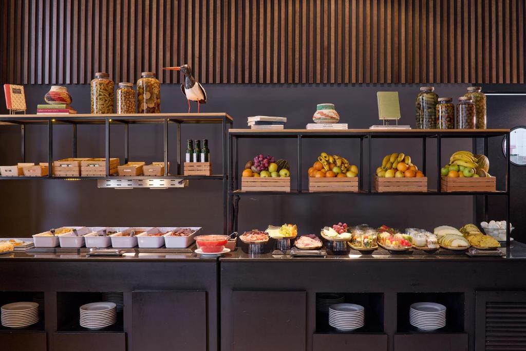Comida en o cerca de este hotel