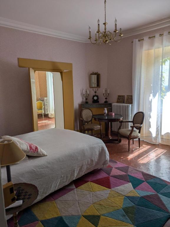 Postel nebo postele na pokoji v ubytování Le Domaine du Soulier -Gîte et chambres d'hôtes - La Maison du Gardien
