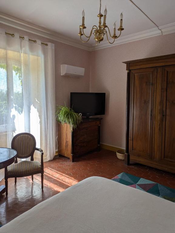 TV a/nebo společenská místnost v ubytování Le Domaine du Soulier -Gîte et chambres d'hôtes - La Maison du Gardien