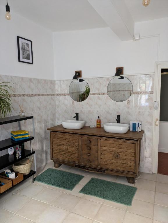 Kuchyň nebo kuchyňský kout v ubytování Le Domaine du Soulier -Gîte et chambres d'hôtes - La Maison du Gardien
