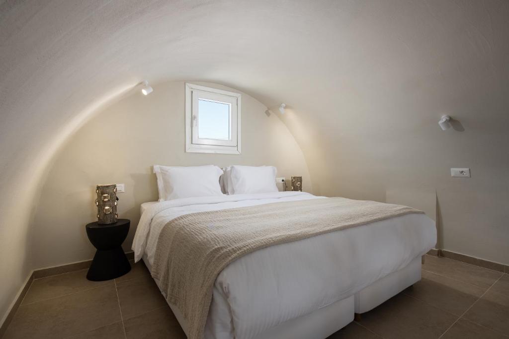 Postel nebo postele na pokoji v ubytování The Noverian Bios Santorini Boutique Hotel