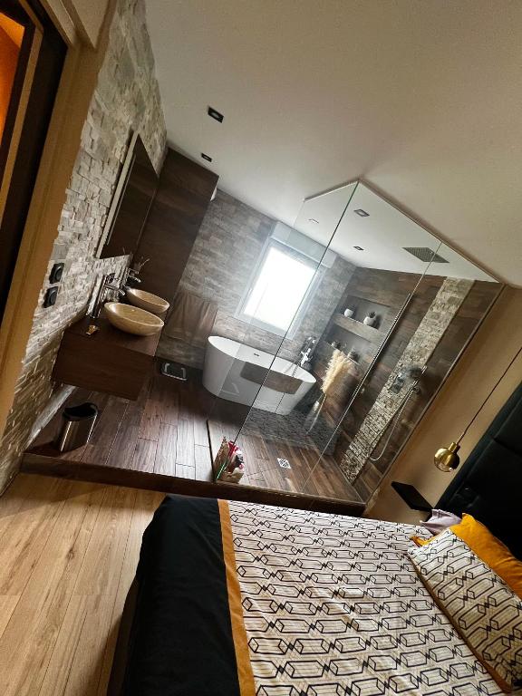 une salle de bain avec une douche en verre et un lavabo dans l'établissement Appartement luxueux design architecte tout équipés 85m2 sur 2 niveaux plus 2 terrasses de 16m2, à Marseille