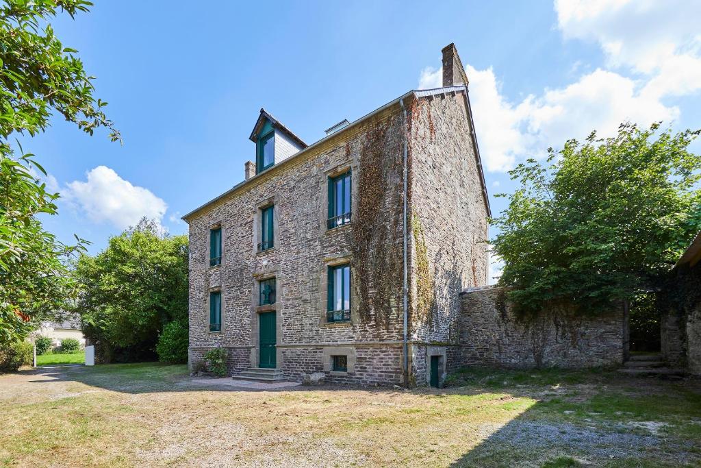 an old brick building with a tower on top at Le Logis du Clergé - Grande maison pour 15p in Lassy