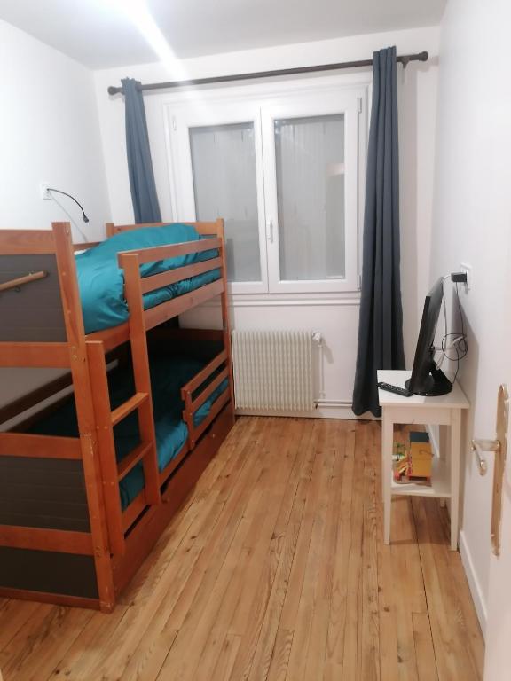 une chambre avec deux lits superposés et un bureau dans l'établissement Maison le Tréport, à Woincourt