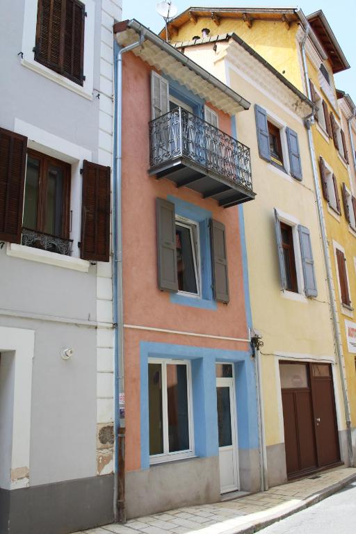 een gebouw met een balkon aan de zijkant bij Maison coeur de ville Rue calme in Gap