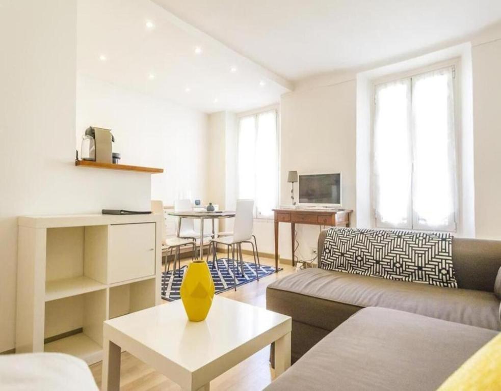 un salon avec un canapé et une table dans l'établissement NEW Cannes Apt - Amazing Location - La Croisette, à Cannes