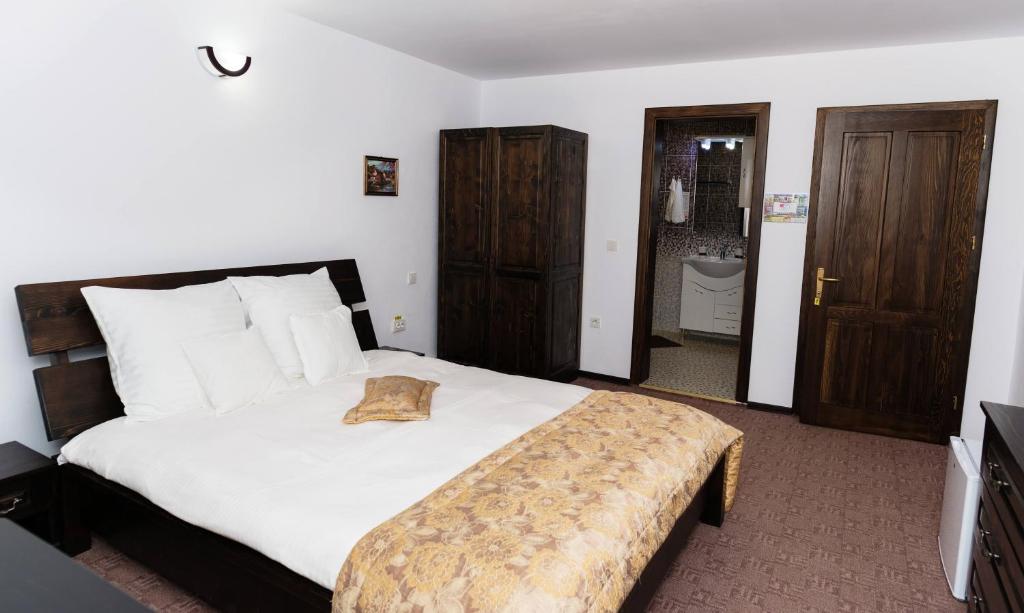Postel nebo postele na pokoji v ubytování Casa Stejarul Lui Andrei