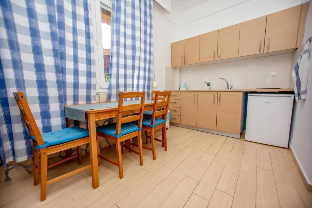 T H E BERLIN Studios and Suites - 6