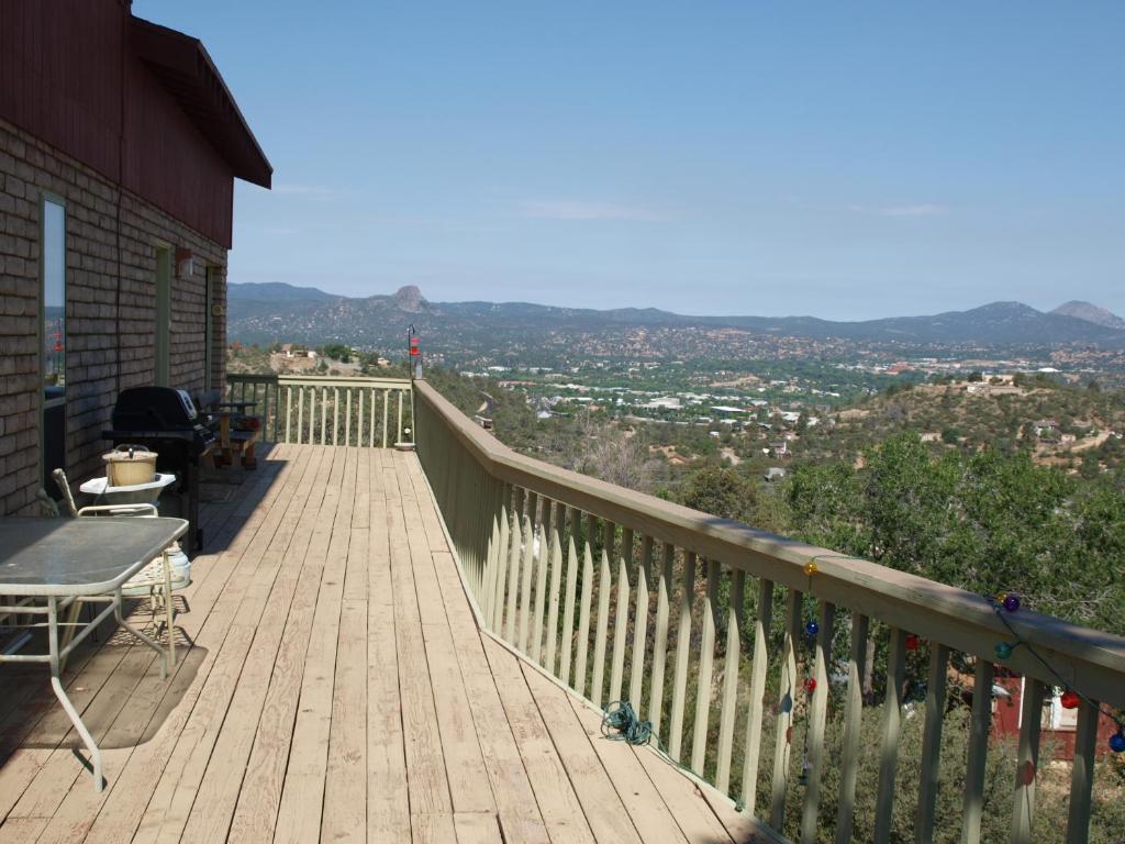 een houten balkon met uitzicht op de stad bij Chisolm Trails End B&B in Prescott